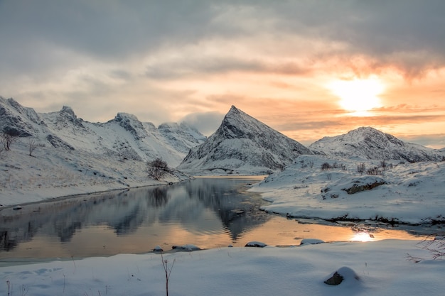 Kleine Bucht des norwegischen Fjords, umgeben von schneebedeckten Bergen.