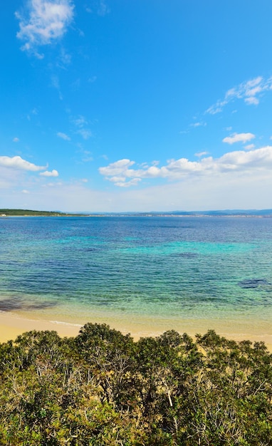 Kleine Bucht unter einem trüben Himmel in Sardinien Italien