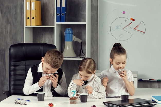 Kleine Büroangestellte bei der Arbeit feiern das siebte Firmenjubiläum