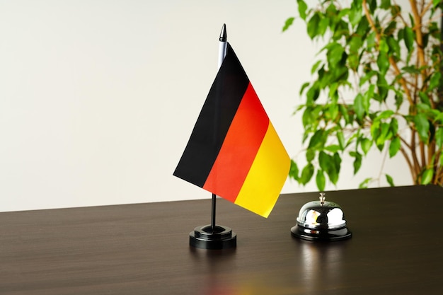 Kleine deutsche Flagge auf dem Fahnenmast aus der Nähe