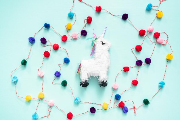 Kleine Einhorn Pinata für Kindergeburtstag.