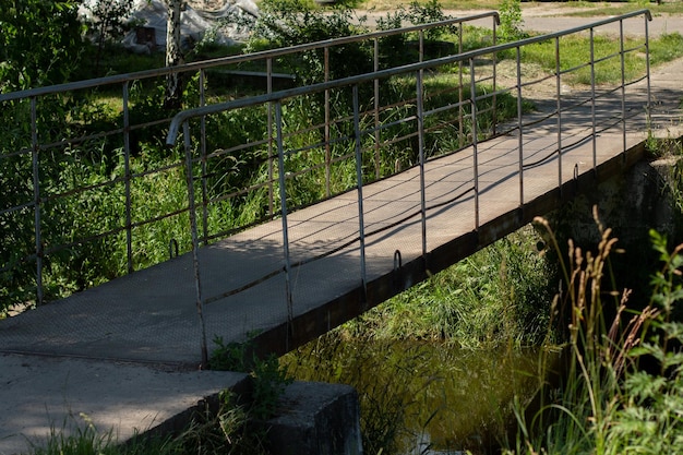 Kleine Eisenplattform über den Fluss