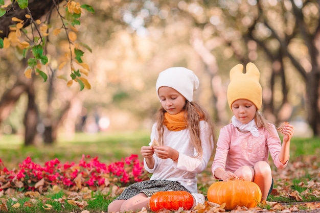 Kleine entzückende Mädchen draußen am warmen sonnigen Herbsttag