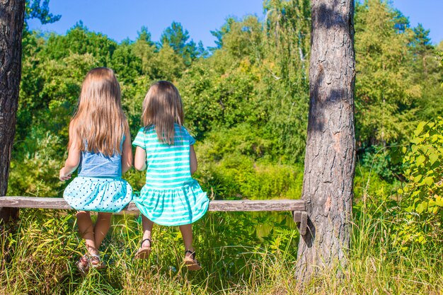 Kleine entzückende Mädchen draußen zur Sommerzeit