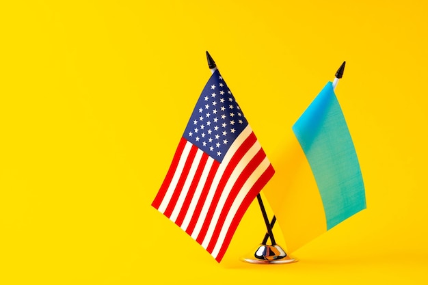 Kleine Fahnen der USA und der Ukraine auf Fahnenmasten in der Nähe