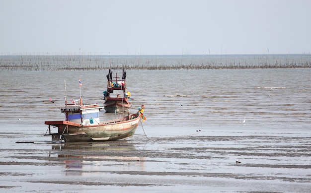 Kleine Fischerboote auf der Küste.