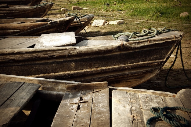 Kleine Fischerboote dockten Flussufer