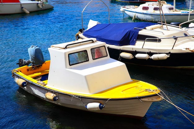 Kleine Fischerboote im alten Hafen von Dubrovnik, Kroatien