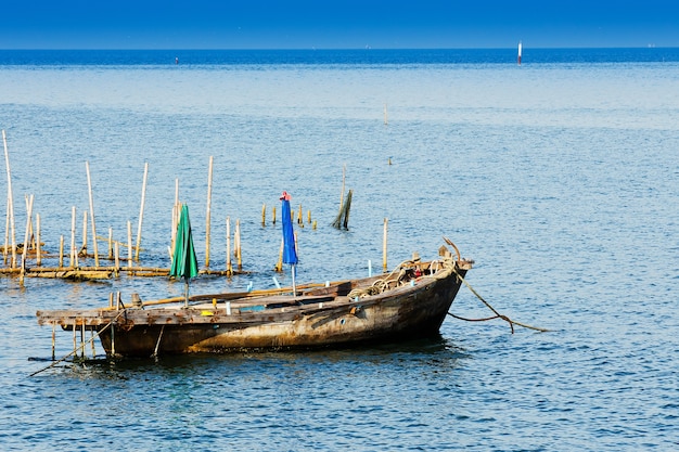 Kleine Fischerboote im Meer.