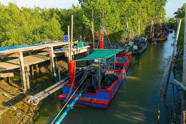 Kleine Fischerboote in Asien Thailändische Fischerboote koppelten an einem Sommertag am Strand von Samui Thailand an