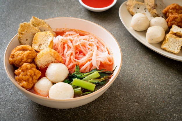 kleine flache Reisnudeln mit Fischbällchen und Garnelenbällchen in rosa Suppe, Yen Ta Four oder Yen Ta Fo - asiatische Küche