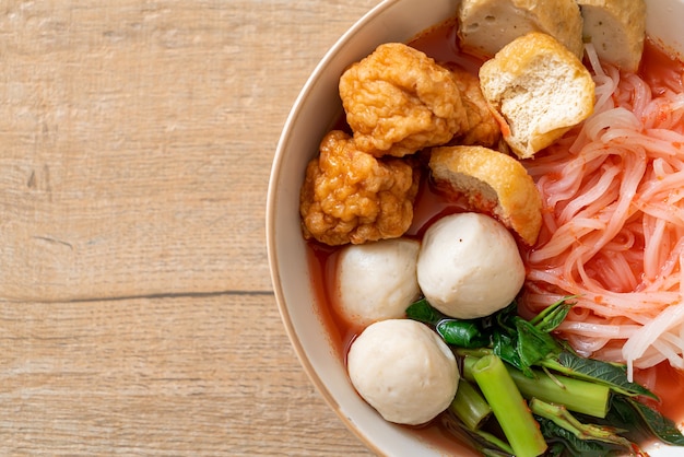 kleine flache Reisnudeln mit Fischbällchen und Garnelenbällchen in rosa Suppe, Yen Ta Four oder Yen Ta Fo - asiatische Küche