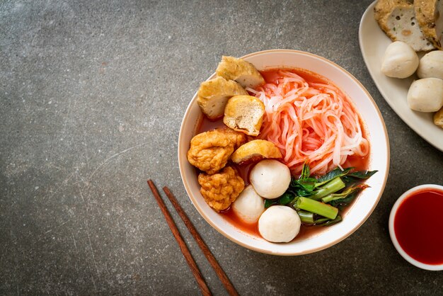 kleine flache Reisnudeln mit Fischbällchen und Garnelenbällchen in rosa Suppe, Yen Ta Four oder Yen Ta Fo - asiatische Küche