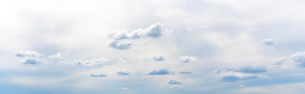 Kleine flauschige Wolken am Himmel bei bewölktem Wetter, Panorama