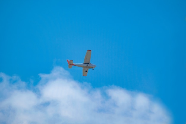 Kleine Flugzeugfliege zur Reduzierung der Staubverschmutzung durch Sprühen von Wasser in den Himmel.