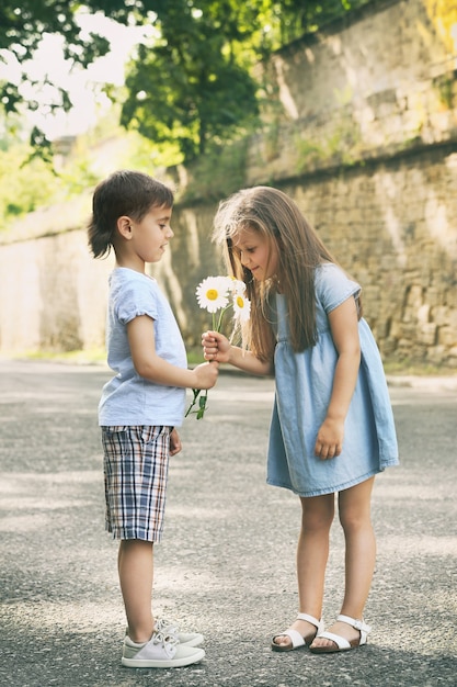 Kleine freundliche Kinder auf der Straße