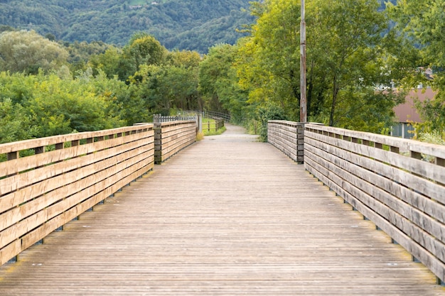 Foto kleine fußgängerbrücke durch den fluss im park