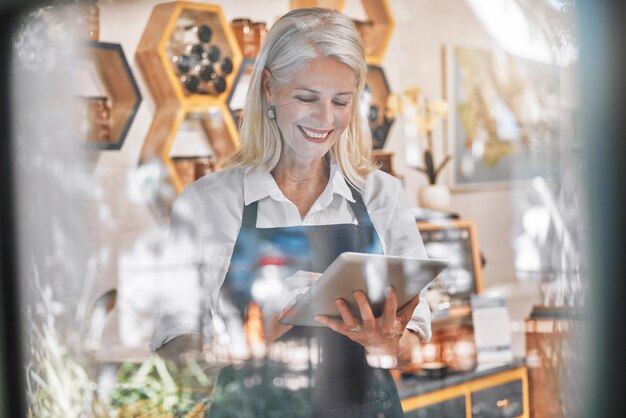 Foto kleine geschäftsfrau und tablet im honiggeschäft für marketingwerbung oder e-commerce beim start glückliche ältere geschäftsinhaberin mit lächelndem arbeiten am touchscreen für online-einzelhandelsgeschäfte