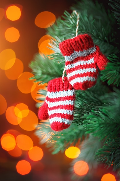 Kleine gestrickte Handschuhe auf dem Weihnachtsbaum