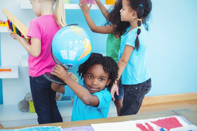 Kleine Gruppe Kinder beim Spielen mit Spielwaren