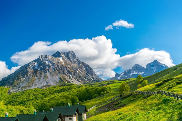 Kleine Häuser am Fuße des Berges für einen Urlaub in Montenegro Komovi