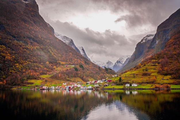 Kleine Häuser am Ufer eines Fjords