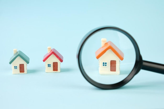 Kleine Häuser unter der Lupe Immobiliensuchkonzept Kauf und Verkauf von Wohnraummietversicherungen