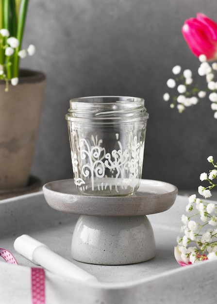 Kleine handgemalte Glasvase mit verschiedenen Blumenmotiven Handgemachtes Geschenk oder Dekor aus Glasgläsern