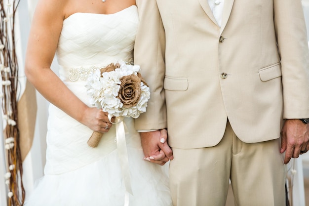 Kleine Hochzeit im Freien am Spätsommertag.