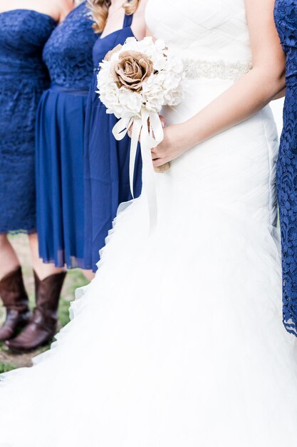 Kleine Hochzeit im Freien im weißen und blauen Thema.