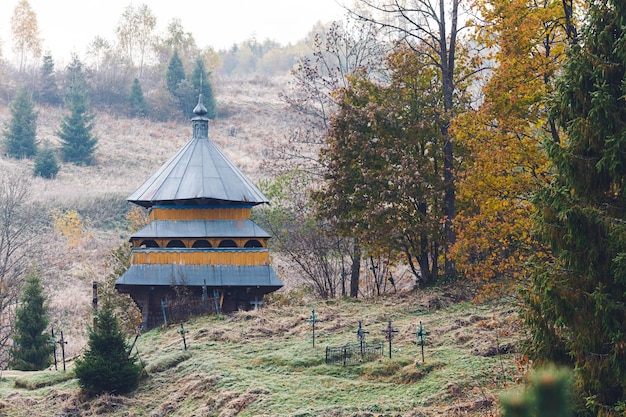 Kleine Holzkirche und Friedhof auf einem Hügel