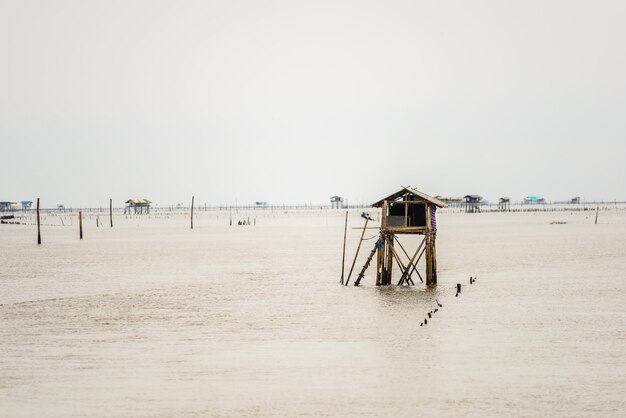 Kleine Hütte im Meer bei Bang Taboon, Phetchaburi, Thailand