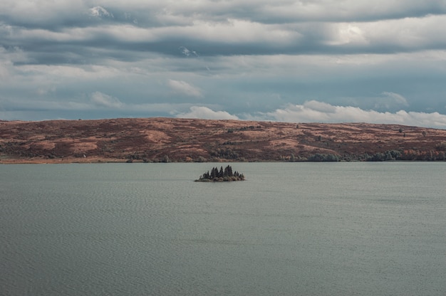 Kleine Insel im großen See