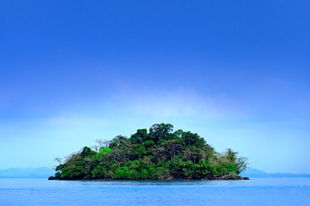 Kleine Insel im tropischen Meer