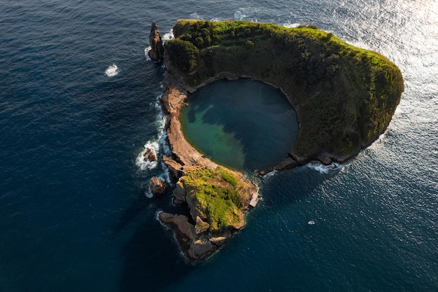 Kleine Insel mit See im Ozean