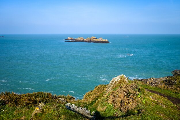 Kleine Insel und Seelandschaft in Saint-Malo, Bretagne, Frankreich