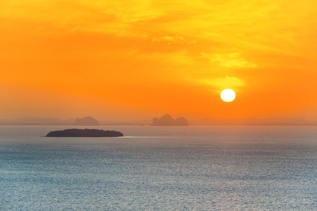 Kleine Inseln im Meer bei Sonnenuntergang