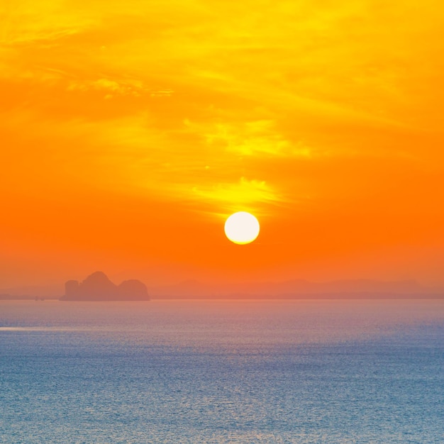 Kleine Inseln im Meer bei Sonnenuntergang