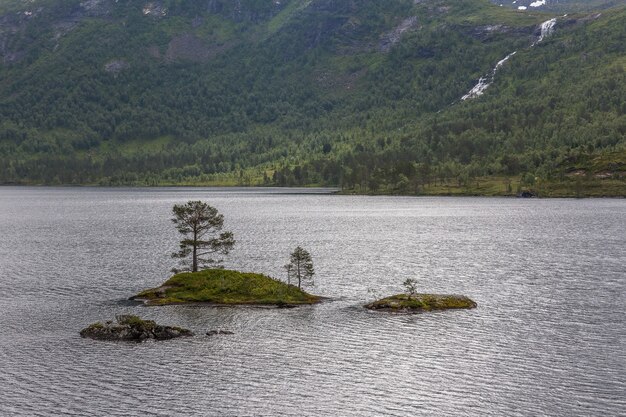 Kleine Inseln in den norwegischen Fjorden