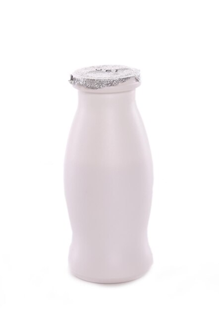 Foto kleine joghurtflasche mit folienkappe