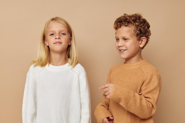 Kleine Jungen und Mädchen umarmen die Unterhaltung, die den unveränderten Freundschaftslebensstil aufwirft