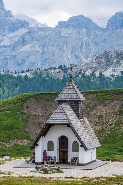 Kleine Kapelle auf den Wegen der Pralongia im Gadertal, im Herzen der Dolomiten