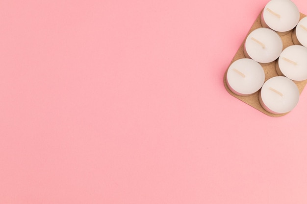 Foto kleine kerzen mit wachs auf rosa hintergrund