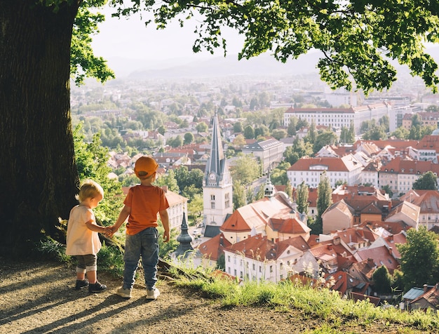 Kleine Kinder auf dem Hintergrund von Ljubljana Slowenien Europa Familie im Freien