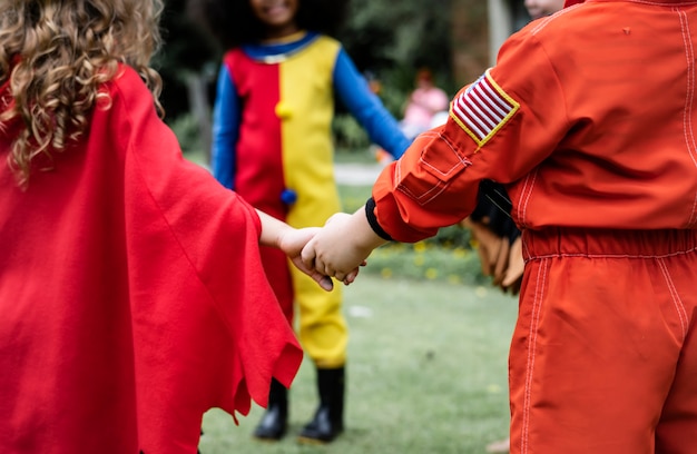 Kleine kinder auf halloween-party