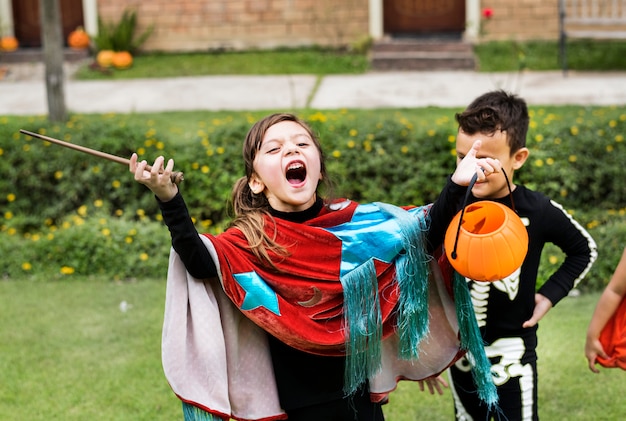 Kleine Kinder bei Halloween-Party