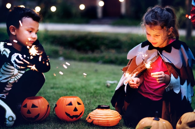 Kleine Kinder bei Halloween-Party