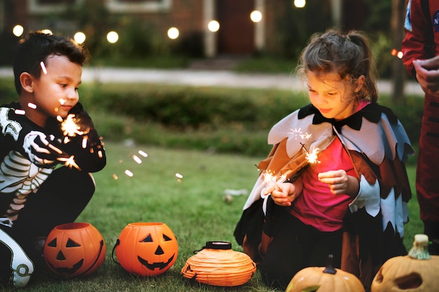 Kleine Kinder bei Halloween-Party