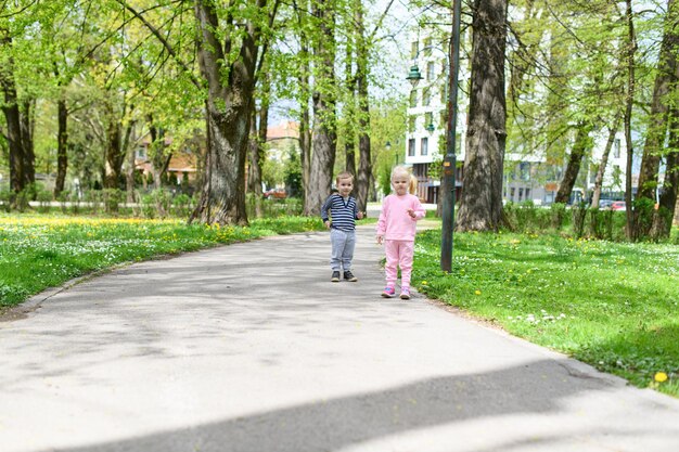 Kleine Kinder, die im Park laufen