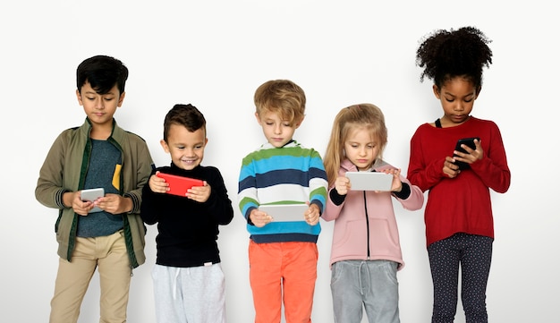 Kleine Kinder, die intelligentes Telefon spielen